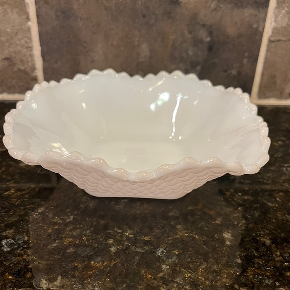 Vintage Milk Glass Ruffled Edge Diamond Cut Pattern Candy Dish‎ - Picture 1 of 5